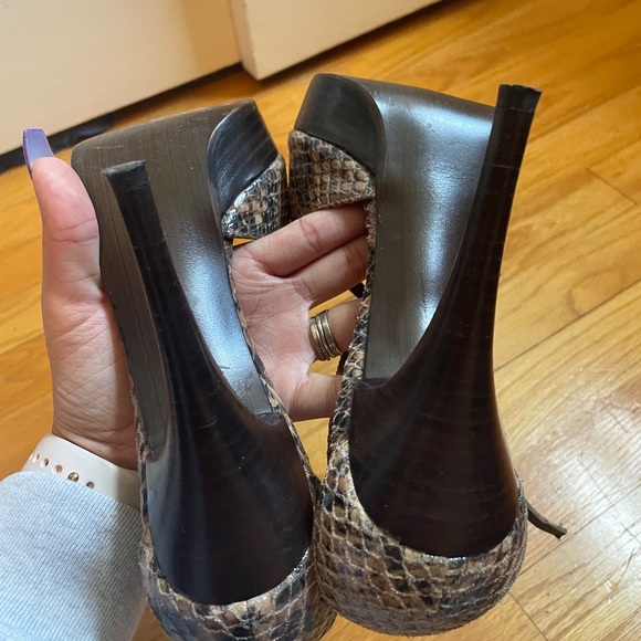 Stuart Weitzman Size 9 Snake skin heels - Picture 4 of 7